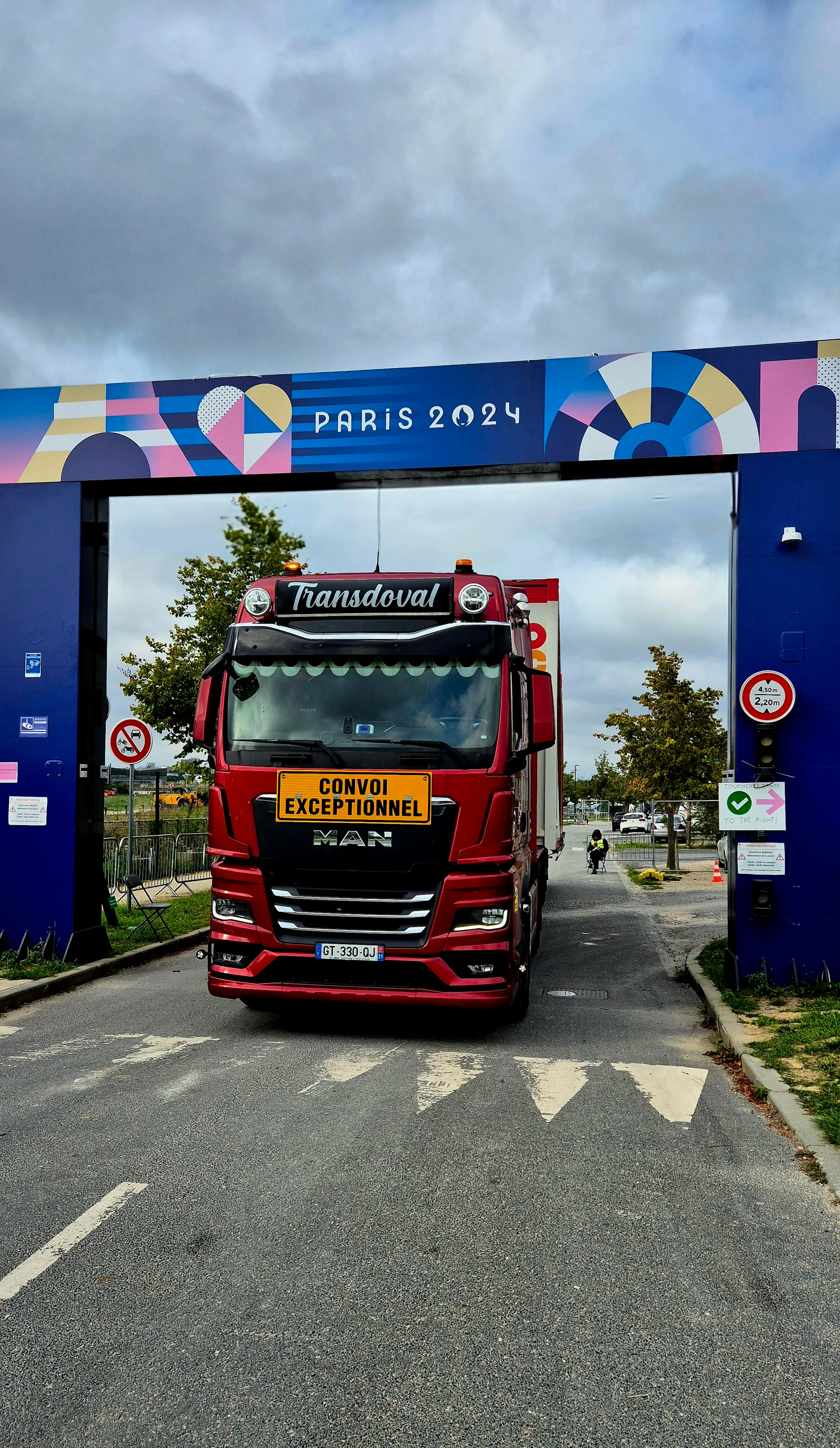 Camion TRANSDOVAL en convoi exceptionnel à l'entrée d'un site des Jeux de Paris 2024