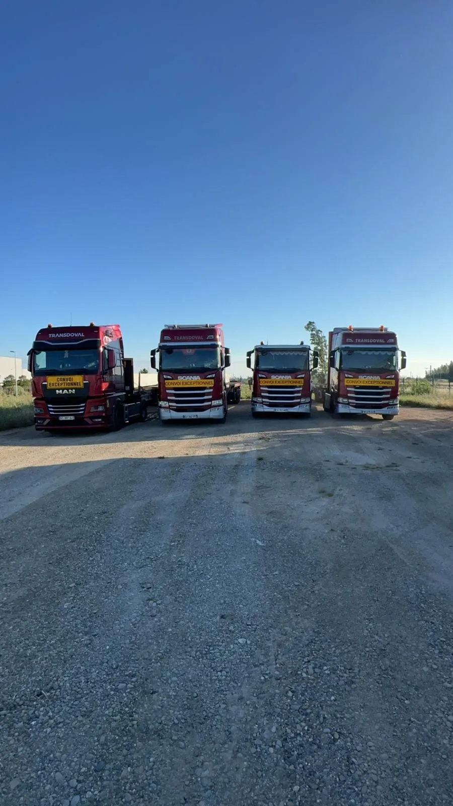 Quatre tracteurs TRANSDOVAL alignés sur le parc
